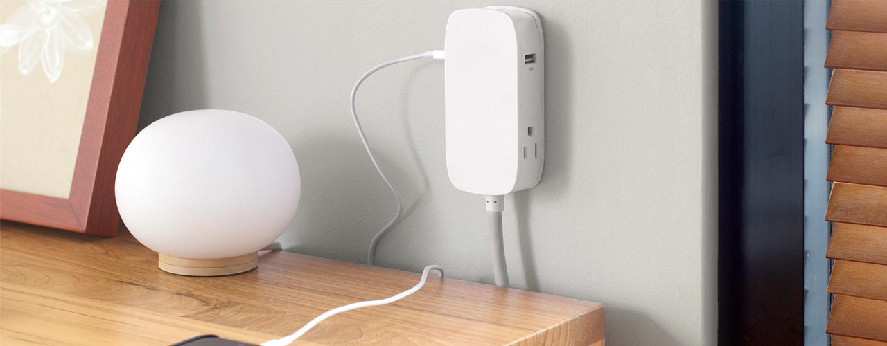 The bluelounge poriko, a extension cord with 2 North American 3-pin plug holes and 2 USB holes, mounted to a wall.